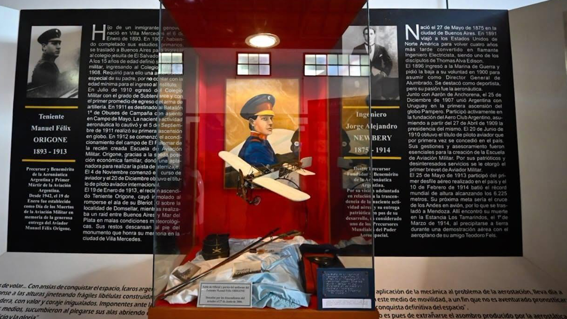 La V Brigada Aérea recibió material histórico del teniente Manuel Félix Origone